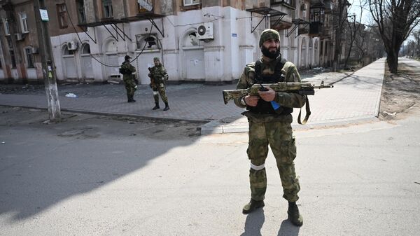 Российские военные во время патрулирования улиц Мариуполя