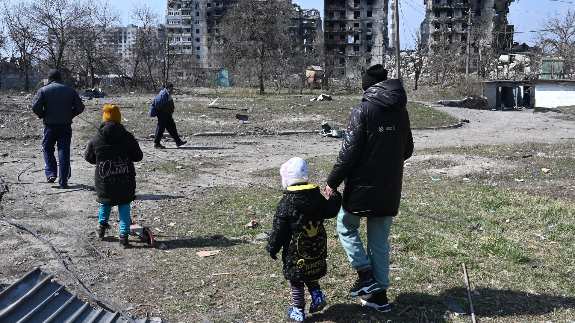 Люди идут с детьми по улице в Левобережном районе Мариуполя - РИА Новости, 1920, 11.03.2024