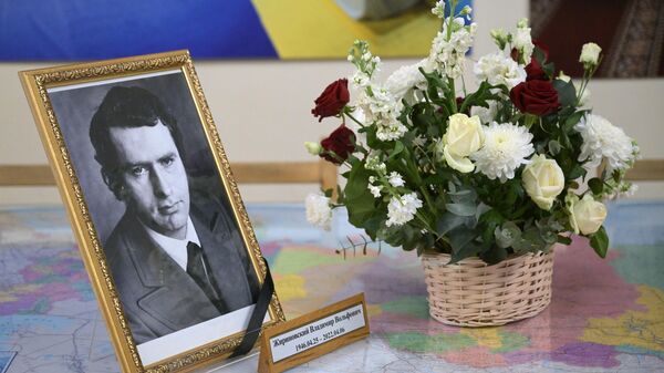 Цветы и портрет Владимира Жириновского в приемной Центрального аппарата ЛДПР в Москве