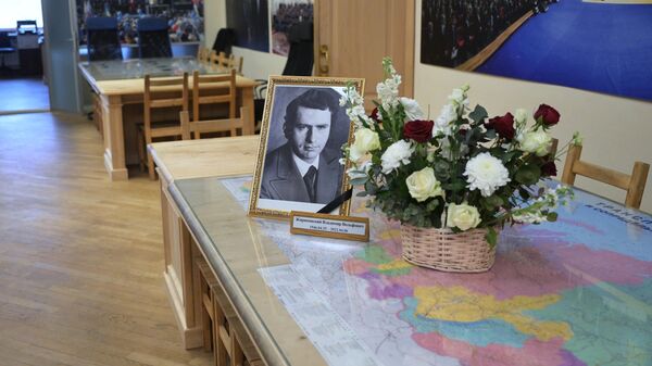 Цветы и портрет Владимира Жириновского в приемной Центрального аппарата ЛДПР в Москве