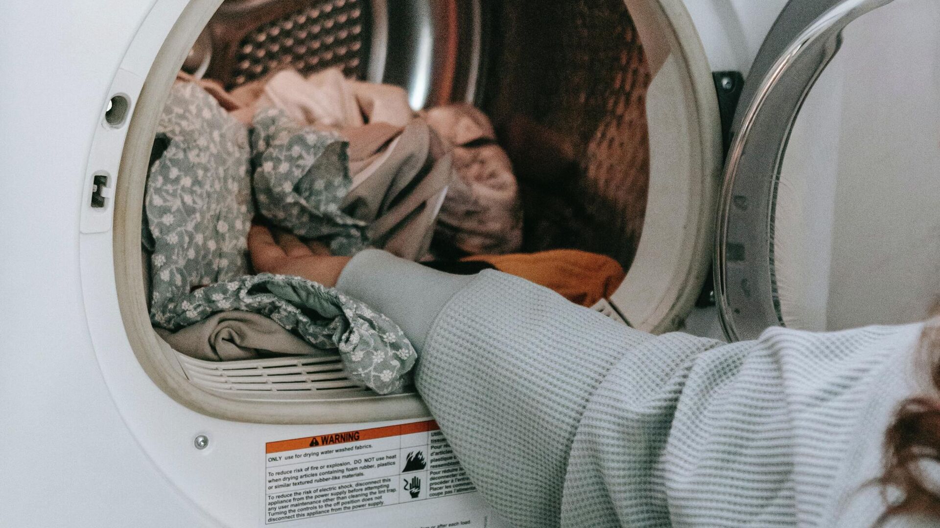 Загрузка белья в стиральную машинку Загрузка белья в стиральную машинку - РИА Новости, 1920, 24.11.2025