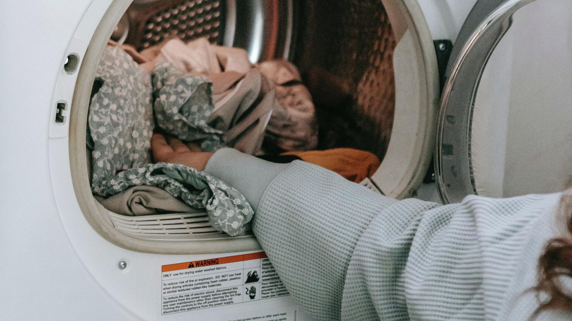 Загрузка белья в стиральную машинку - РИА Новости, 1920, 24.11.2025
