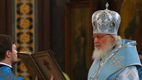 Патриарх Московский и всея Руси Кирилл (справа) совершает божественную литургию