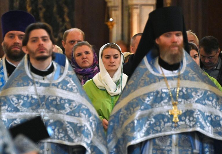 Прихожане и священнослужители на божественной литургии в кафедральном соборном Храме Христа Спасителя в 5-ю седмицу Великого поста, праздник Благовещения Пресвятой Богородицы, день преставления святителя Тихона