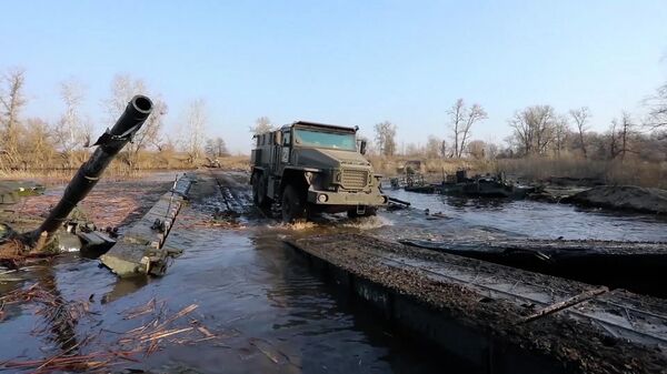 Движение боевой техники по понтонной переправе через реку Северский Донец. Кадры Минобороны РФ 
