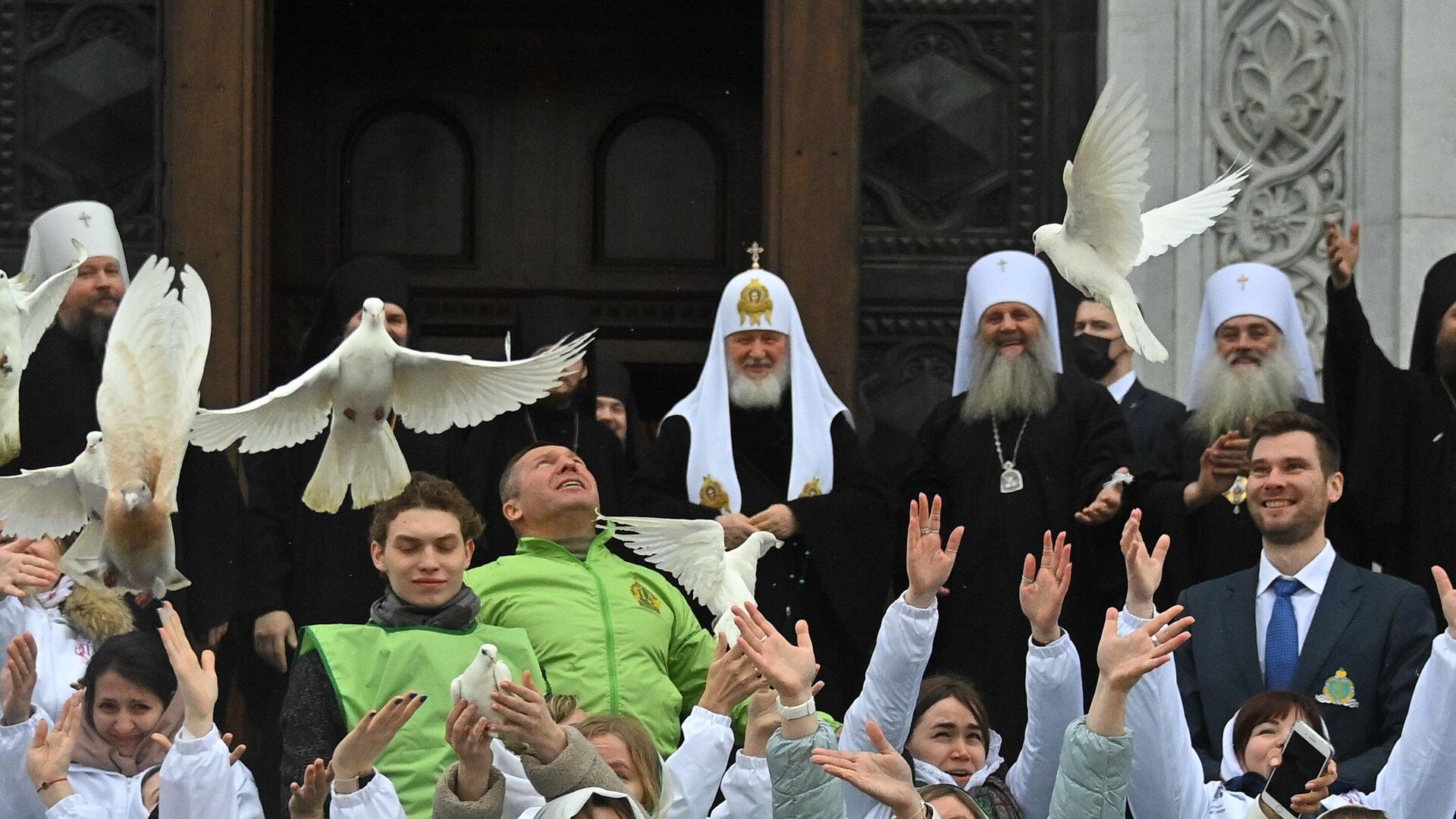 Патриарх Московский и всея Руси Кирилл и прихожане выпускают голубей после божественной литургии в кафедральном соборном Храме Христа Спасителя в 5-ю седмицу Великого поста Патриарх Московский и всея Руси Кирилл и прихожане выпускают голубей после божественной литургии в кафедральном соборном Храме Христа Спасителя в 5-ю седмицу Великого поста - РИА Новости, 1920, 07.04.2025