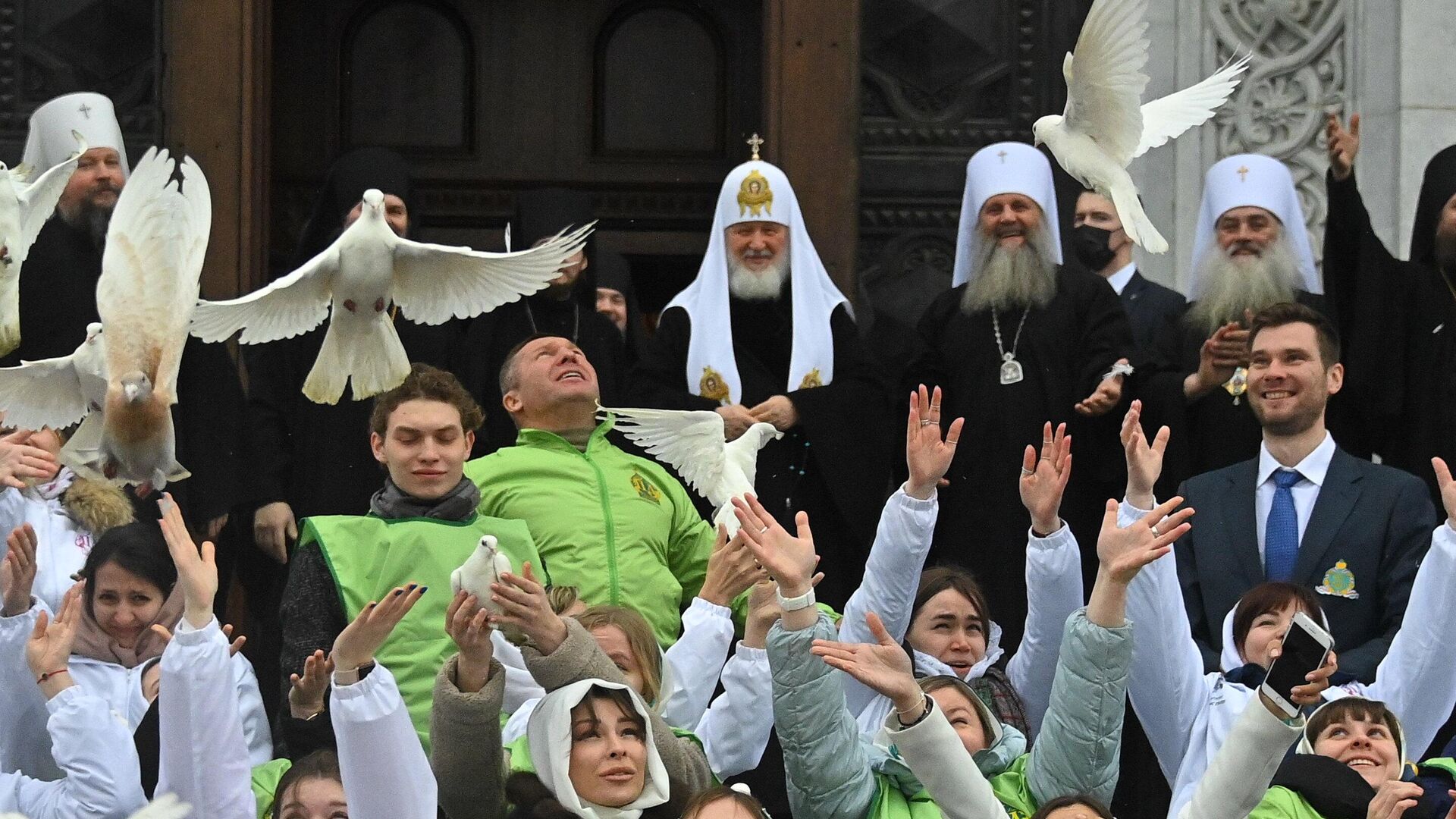 Патриарх Московский и всея Руси Кирилл и прихожане выпускают голубей после божественной литургии в кафедральном соборном Храме Христа Спасителя в 5-ю седмицу Великого поста - РИА Новости, 1920, 07.04.2025