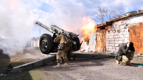 Артиллеристы Народной милиции ЛНР ведут огонь по позициям ВСУ из 122-мм гаубицы Д-30 в Луганской области