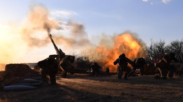 Артиллеристы Народной милиции ЛНР ведут огонь по позициям ВСУ из 122-миллиметровой гаубицы Д-30 в Луганской области