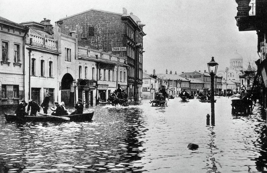 Москвичи в лодке на одной из улиц во время наводнения