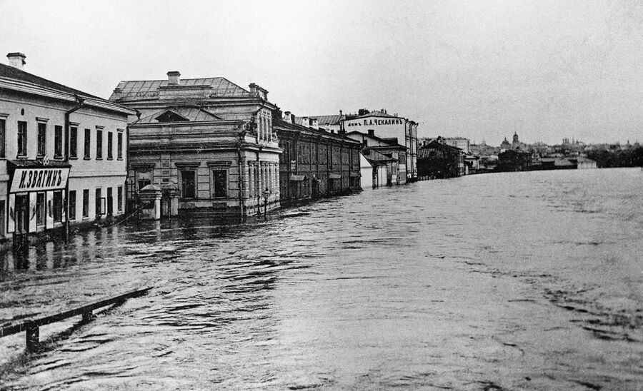 Затопленная во время наводнения в Москве Кулаковская набережная