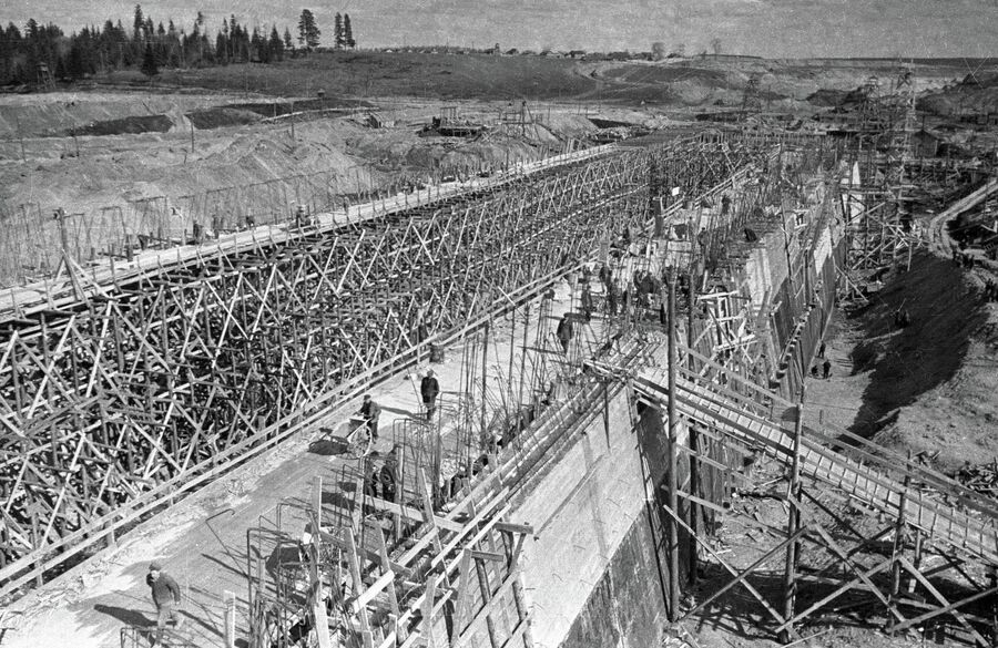 Строительство шестого шлюза на канале Москва-Волга