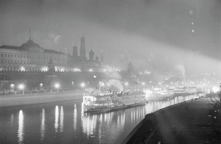 Первые волжские пароходы проплывают мимо стен Московского Кремля