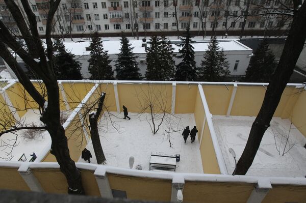 Пациенты гуляют в прогулочном дворике центра судебной психиатрии им. В. П. Сербского