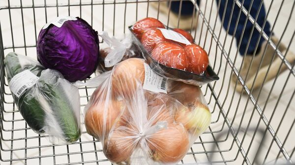 Овощи в продуктовой тележке в супермаркете Ашан Сити 