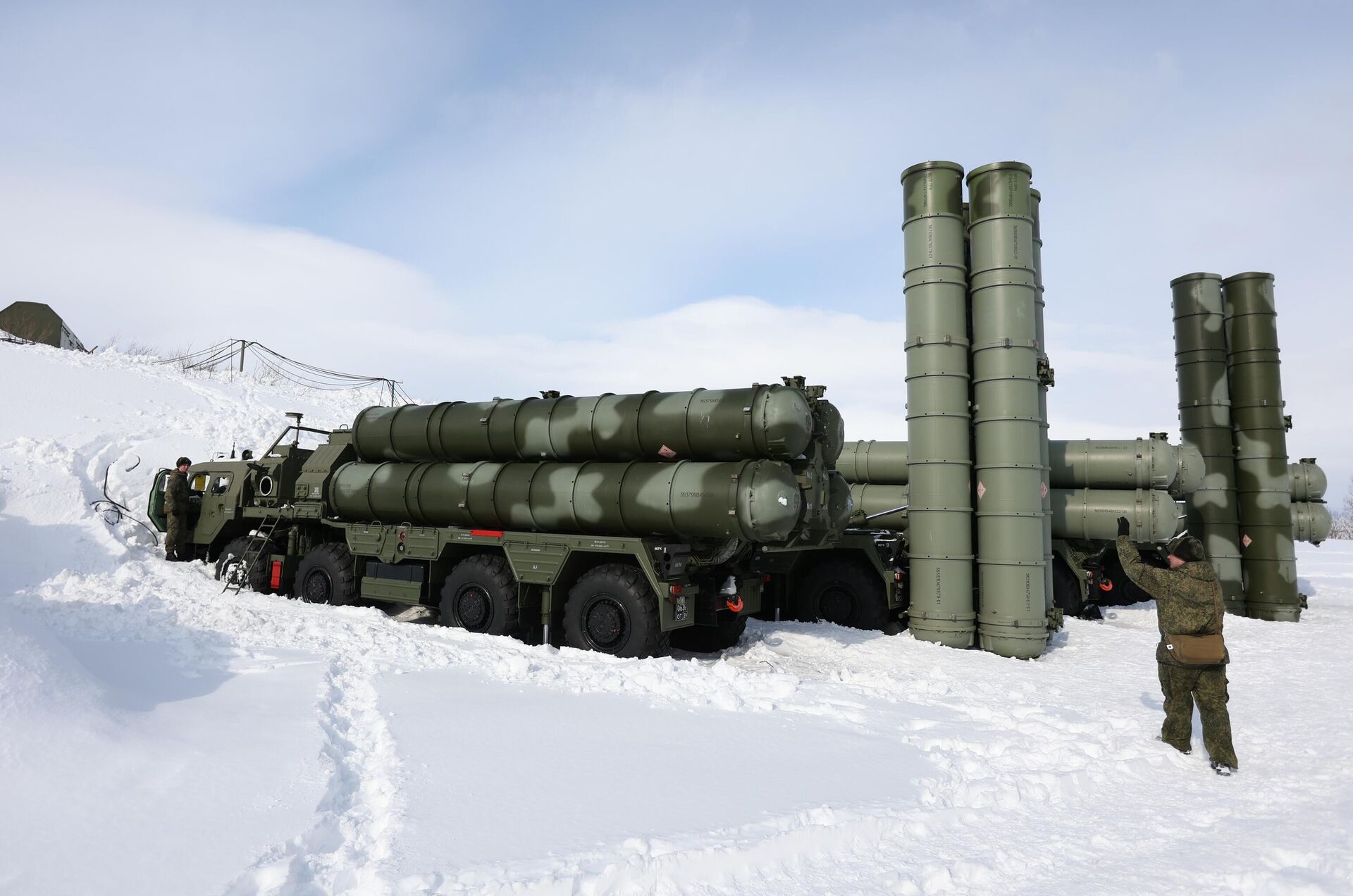 Военнослужащие у зенитного ракетного комплекса С-400 Триумф военно-морского флота РФ на полигоне Гаджиево в Мурманской области - РИА Новости, 1920, 09.02.2024