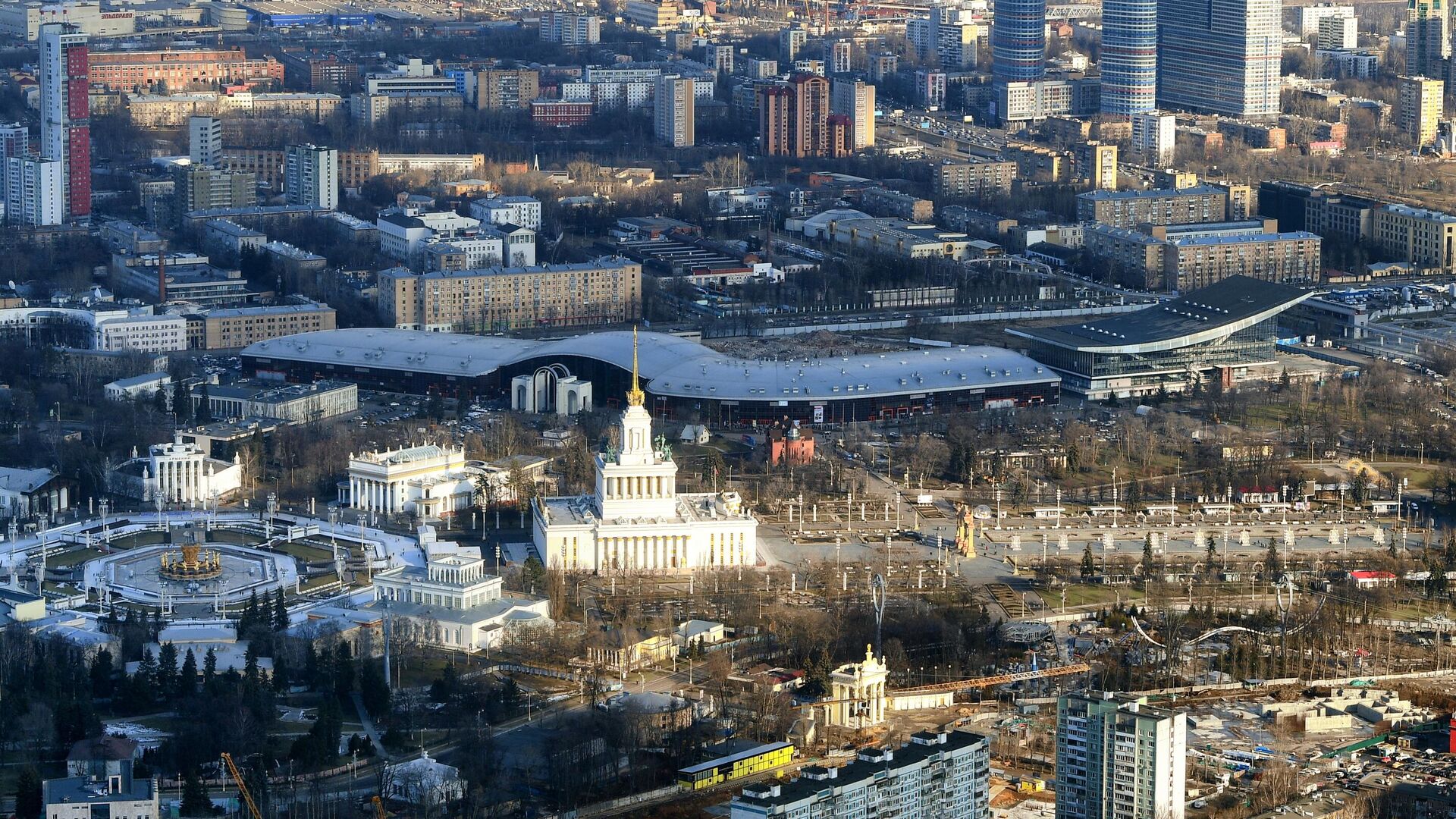 Вид на территорию ВДНХ со смотровой площадки Останкинской башни в Москве - РИА Новости, 1920, 30.11.2022