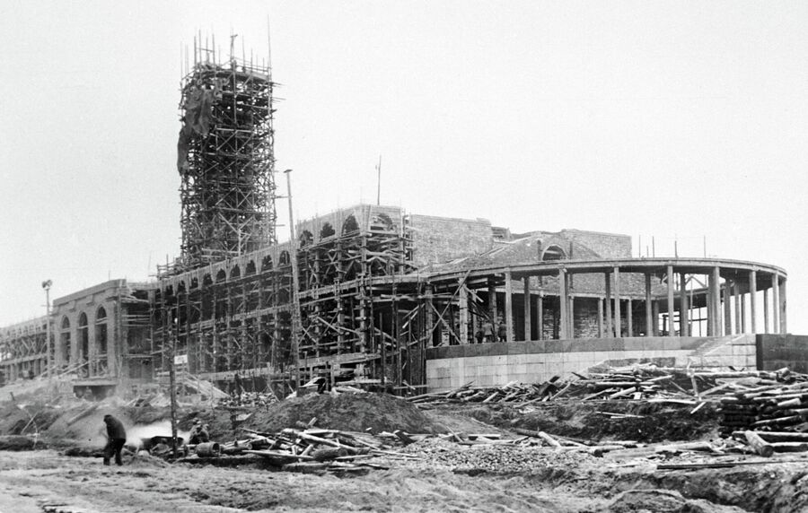 Строительство здания Речного вокзала в Химках во время сооружения канала Москва-Волга.