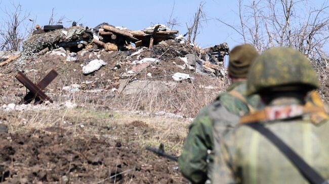 Военнослужащие мотострелковой бригады Народной милиции ЛНР у поселка Новотошковский