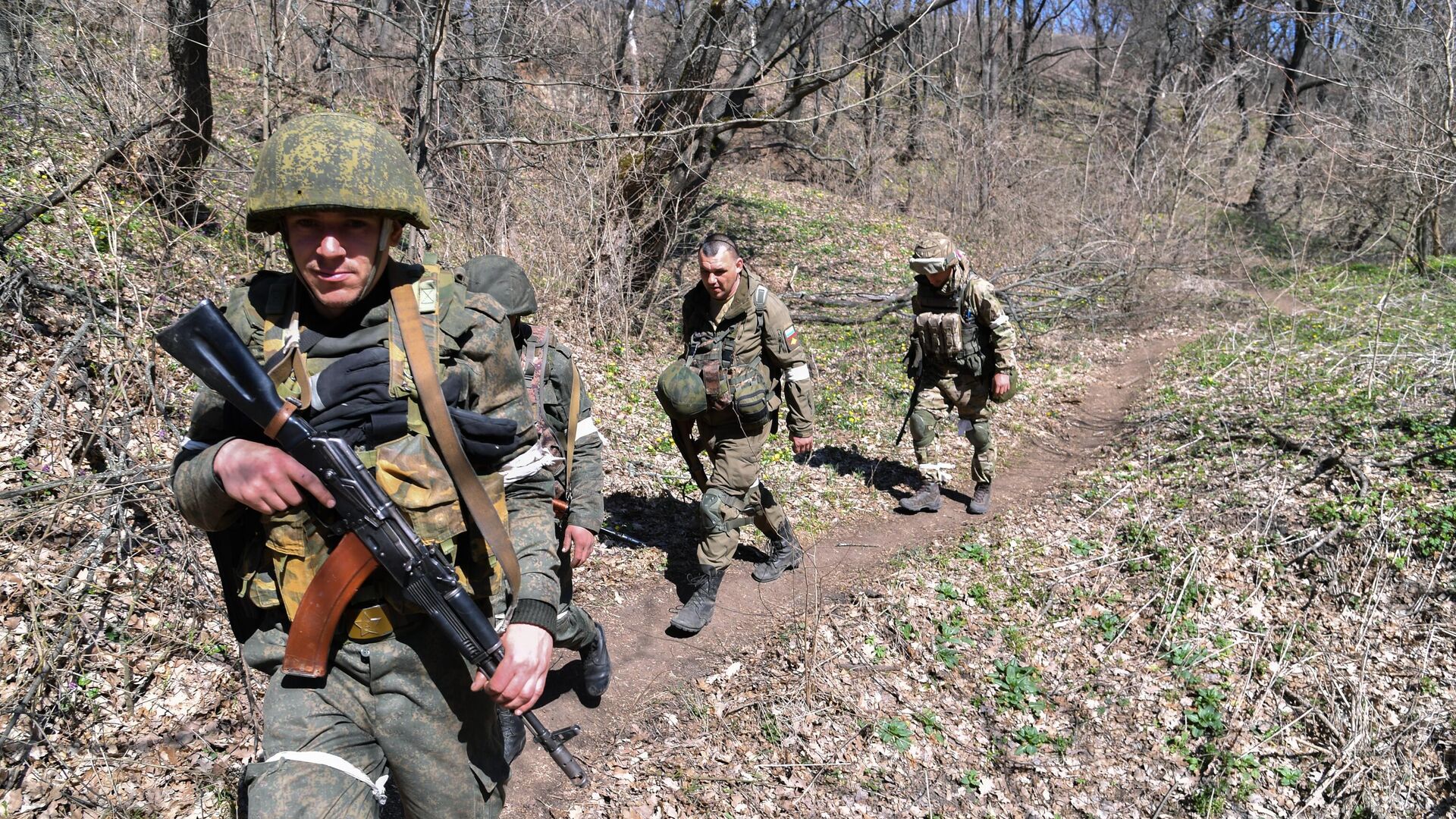 Военнослужащие Народной милиции ЛНР у поселка Новотошковский - РИА Новости, 1920, 22.06.2022