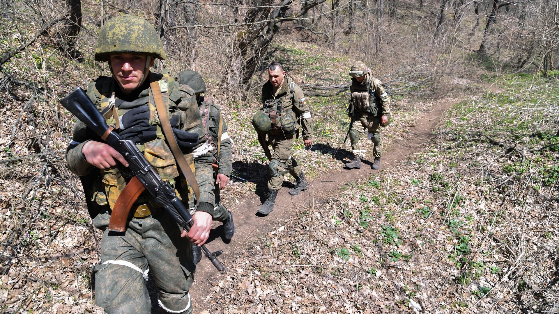 Военнослужащие Народной милиции ЛНР у поселка Новотошковский - РИА Новости, 1920, 22.06.2022