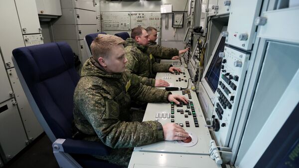 Военнослужащие боевого расчета в командном пункте зенитного ракетного комплекса С-400 Триумф 