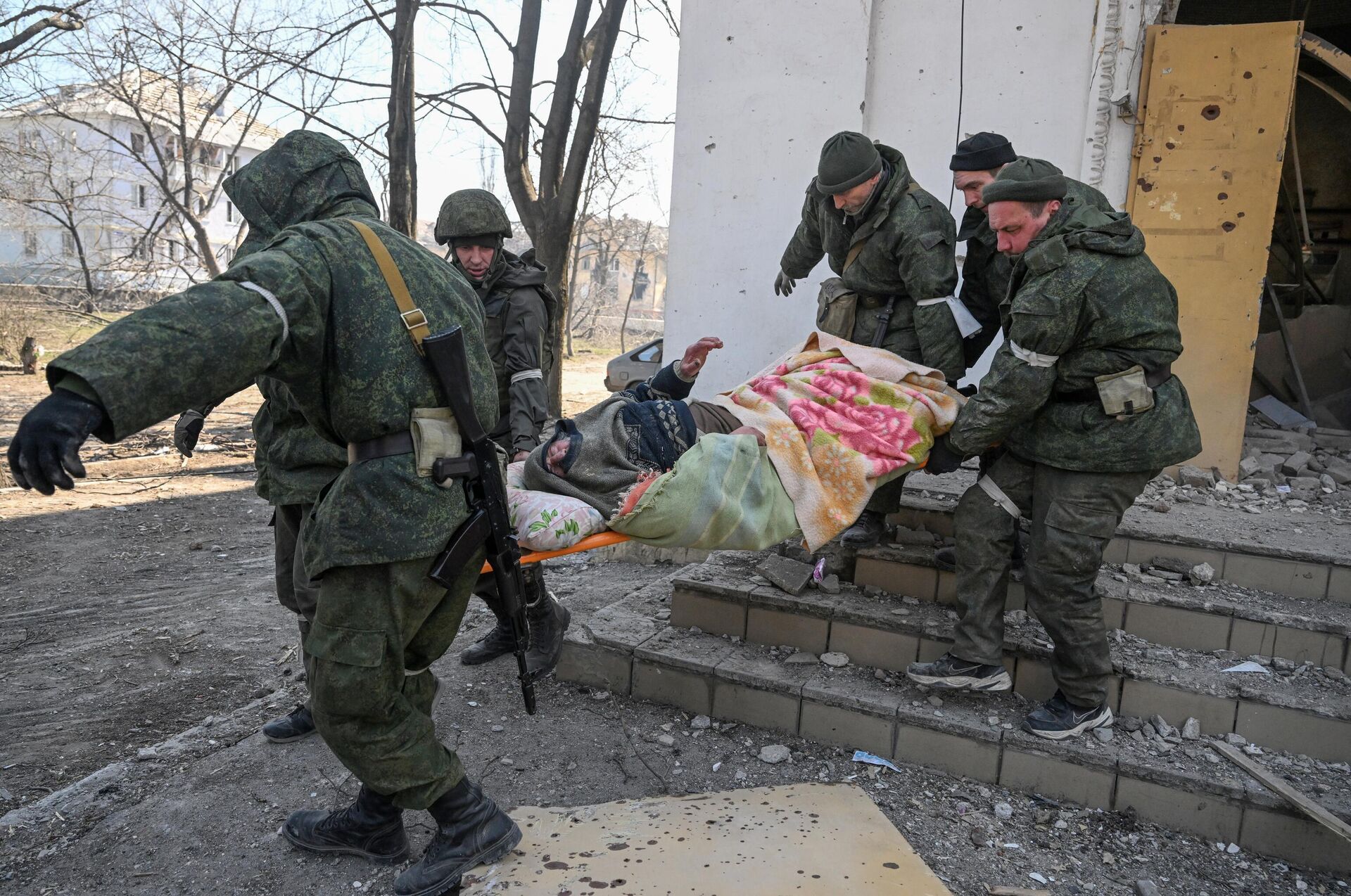 Военнослужащие Народной милиции ДНР эвакуируют пациентку городской психиатрической больницы №7 в Мариуполе - РИА Новости, 1920, 15.04.2022