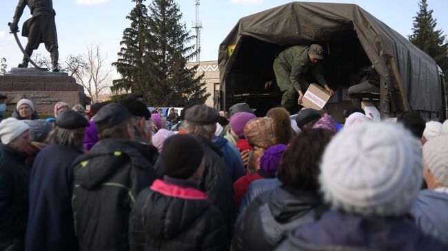 Раздача гумпомощи 