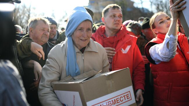 Раздача гумпомощи жителям села Трехизбенка