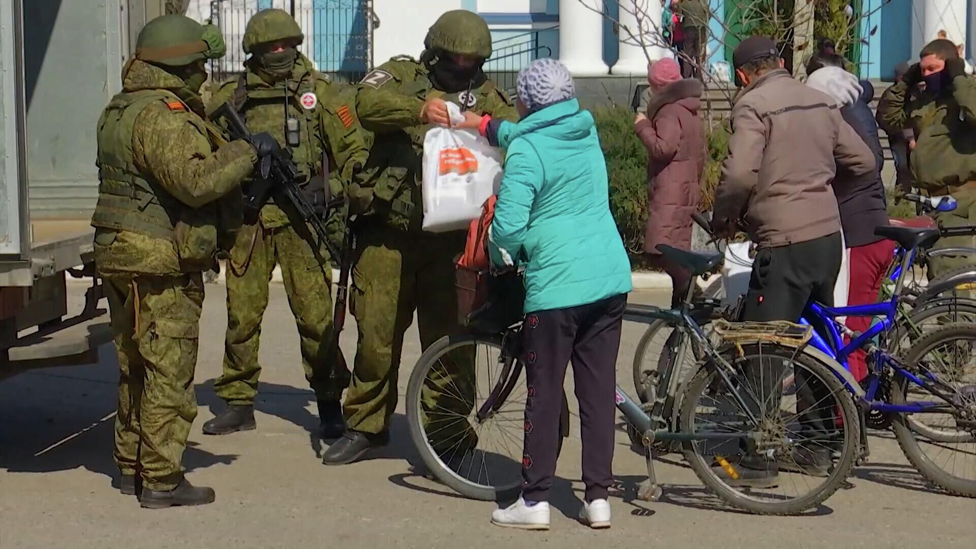 Выдача гуманитарной помощи российскими военными в городе Изюм - РИА Новости, 1920, 08.04.2022