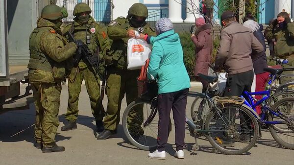 Выдача гуманитарной помощи российскими военными в городе Изюм