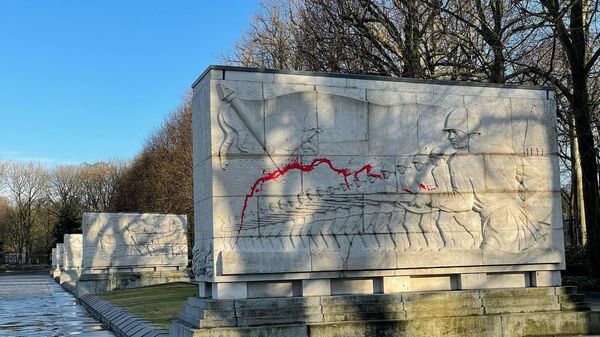 Атака вандалов в отношении мемориала советским воинам-освободителям в берлинском Трептов-парке