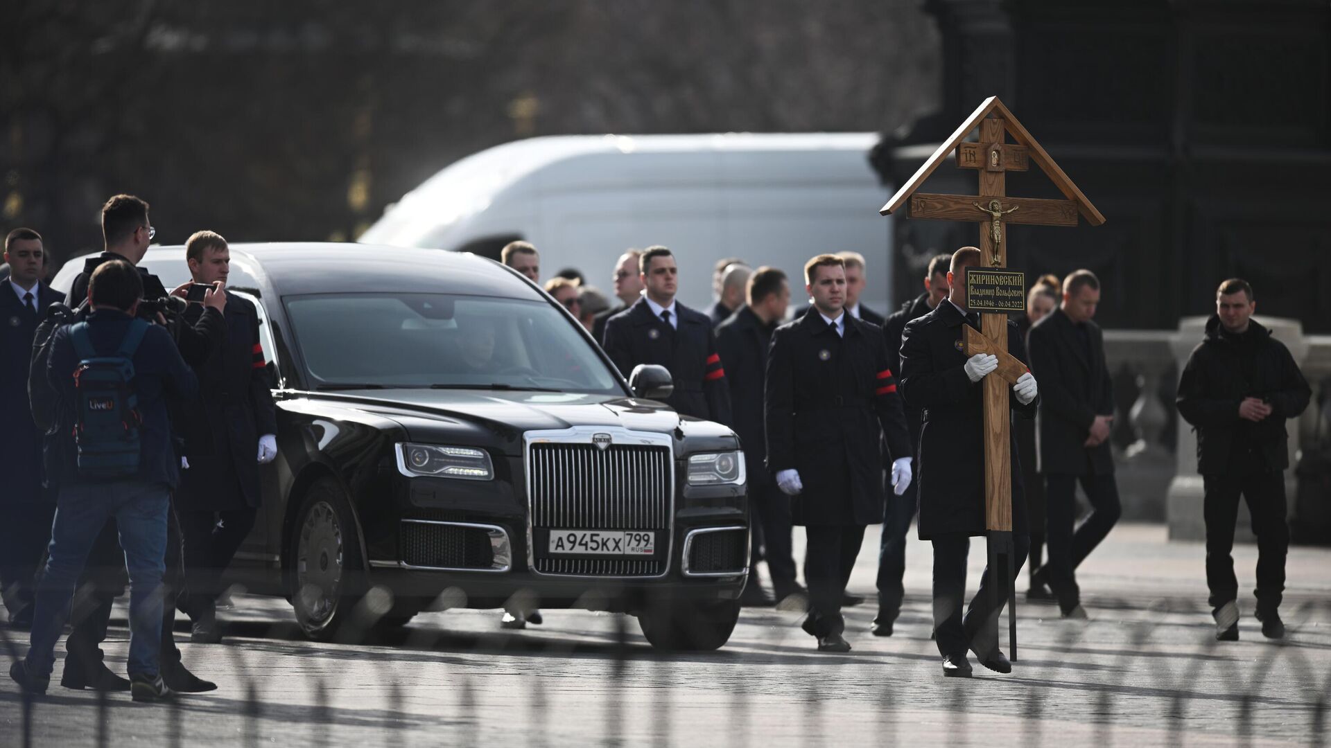 Прощание с руководителем ЛДПР Владимиром Жириновским у храма Христа Спасителя после отпевания - РИА Новости, 1920, 08.04.2022