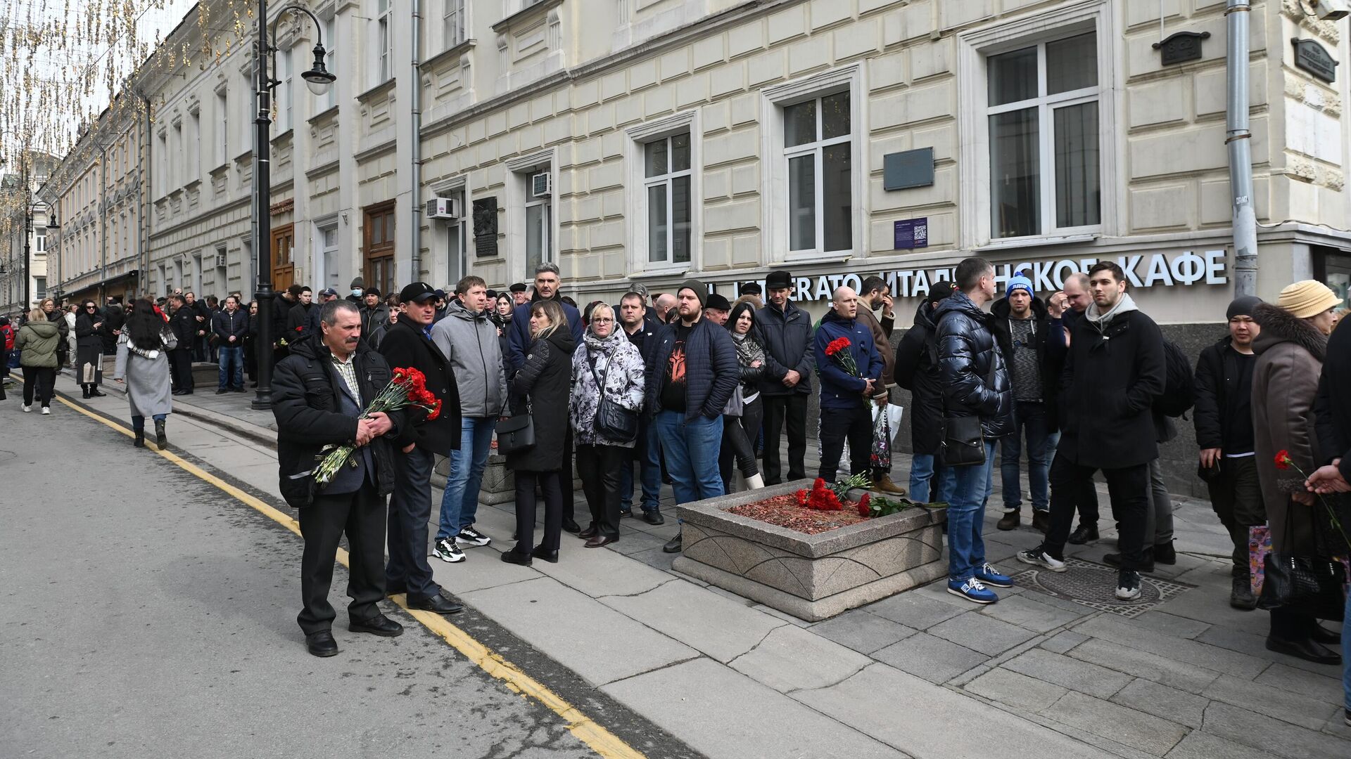 Люди у Дома союзов в Москве перед церемонией прощания с Владимиром Жириновским - РИА Новости, 1920, 08.04.2022