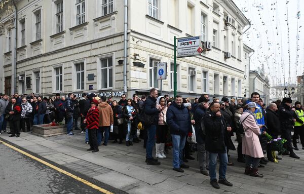 Люди стоят в очереди на церемонию прощания с руководителем фракции ЛДПР Владимиром Жириновским в Колонном зале Дома Союзов