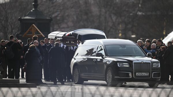 Гроб с телом руководителя ЛДПР Владимира Жириновского загружают в машину у храма Христа Спасителя после отпевания