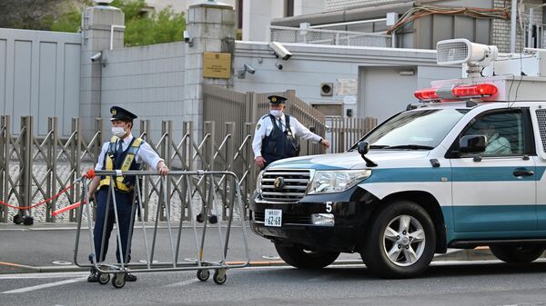 Сотрудники полиции Японии у здания посольства России в Токио
