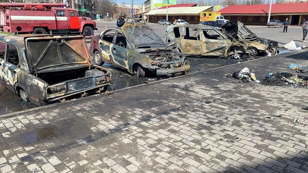 Сгоревшие автомобили возле вокзала в Краматорске