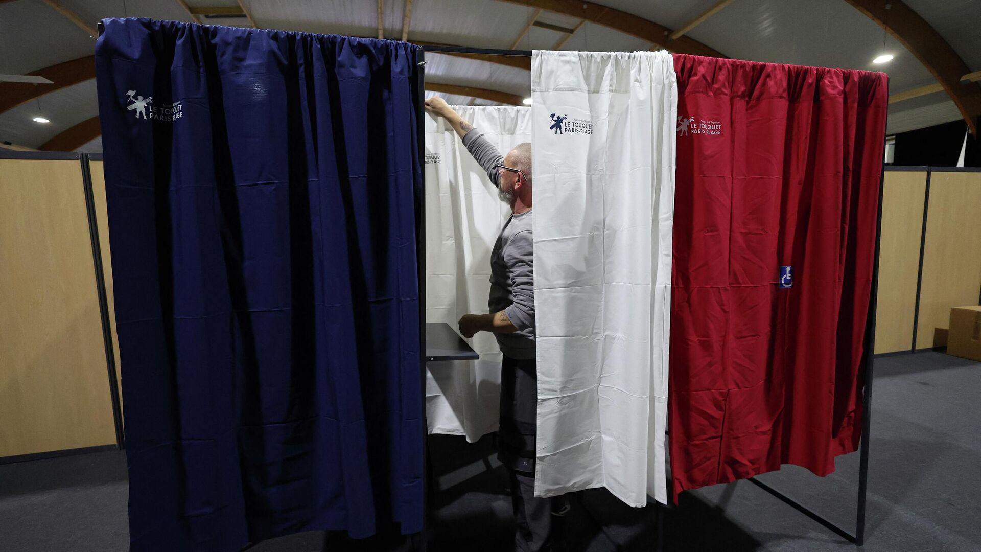 Подготовка избирательного участка к предстоящим президентским выборам во Франции - РИА Новости, 1920, 10.04.2022