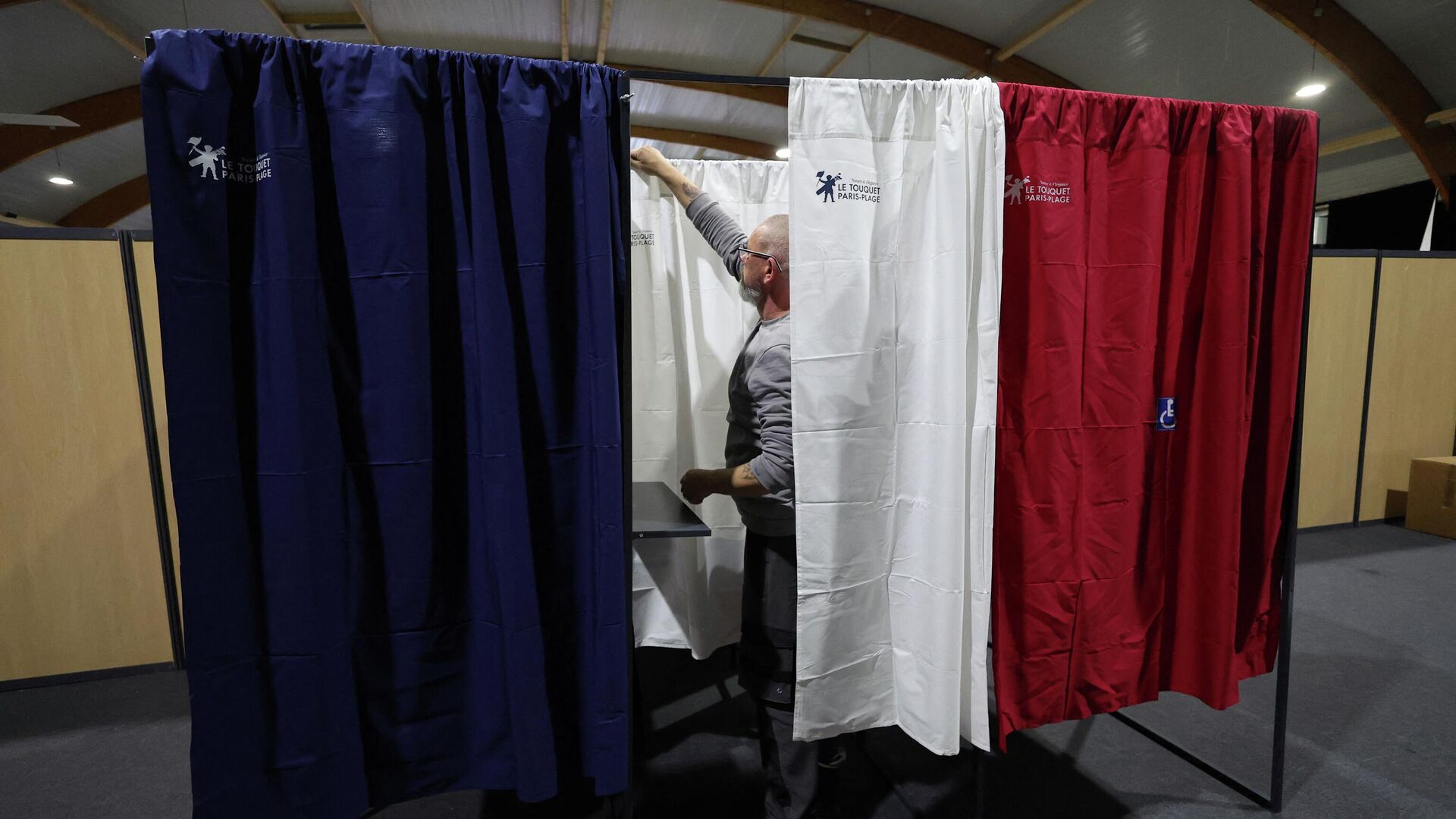 Подготовка избирательного участка к предстоящим президентским выборам во Франции - РИА Новости, 1920, 10.04.2022