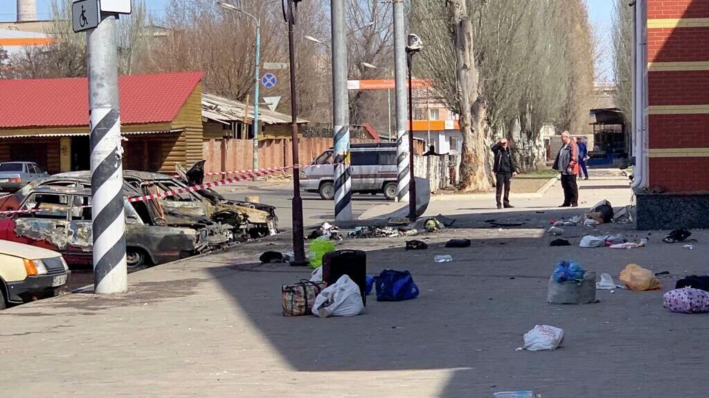 На месте ракетного удара возле железнодорожного вокзала в Краматорске - РИА Новости, 1920, 08.04.2022