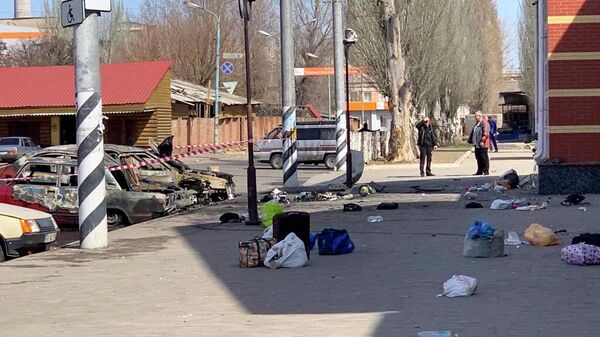 На месте ракетного удара возле железнодорожного вокзала в Краматорске