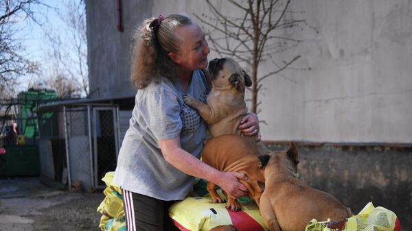 Заводчица питомника французских бульдогов Viva Vita Виктория Бобырь, которой доставили в рамках гуманитарной помощи корм для животных, в Луганске