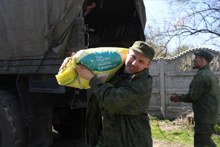 Разгрузка корма для собак в рамках гуманитарной помощи для питомника французских бульдогов Viva Vita заводчицы Виктории Бобырь в Луганске