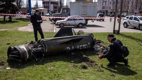 Обломки ракеты Точка-У возле вокзала в Краматорске