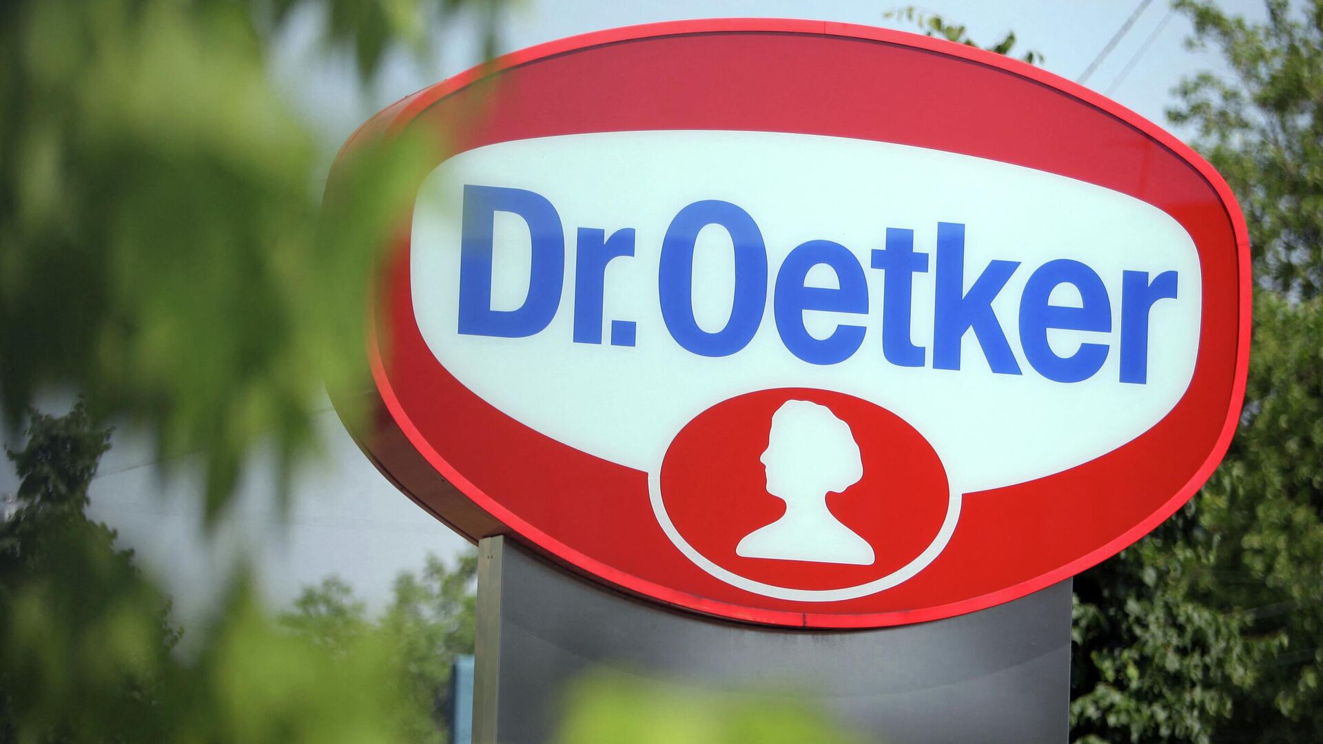 Вывеска возле штаб-квартиры компании Dr.Oetker в Билефельде, Германия - РИА Новости, 1920, 08.04.2022