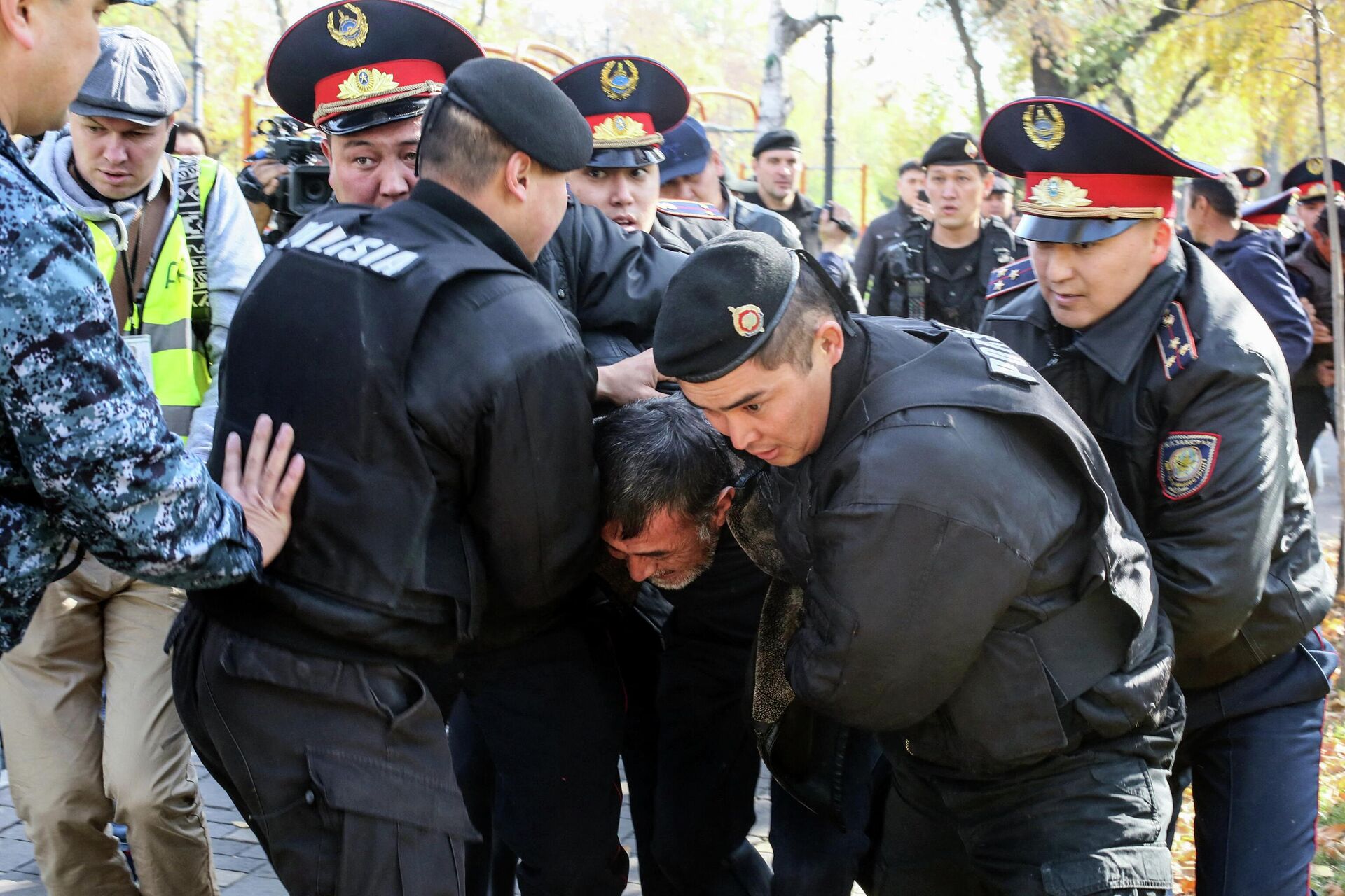 Сотрудники полиции во время задержания участников протеста против правительства и китайской экономической экспансии в Казахстане - РИА Новости, 1920, 08.04.2022