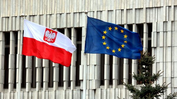 Флаги на территории посольства Польши
