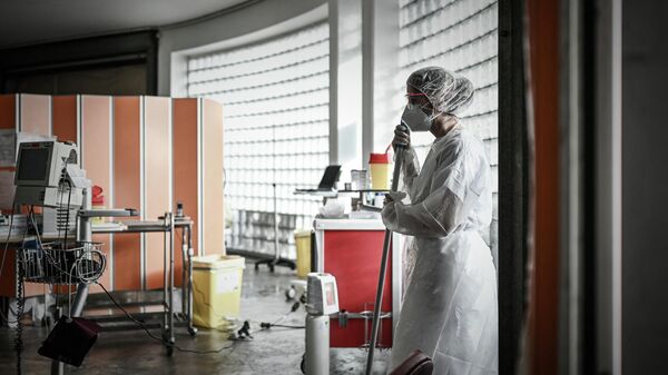 Медицинский работник в красной зоне госпиталя в Либурне, Франция