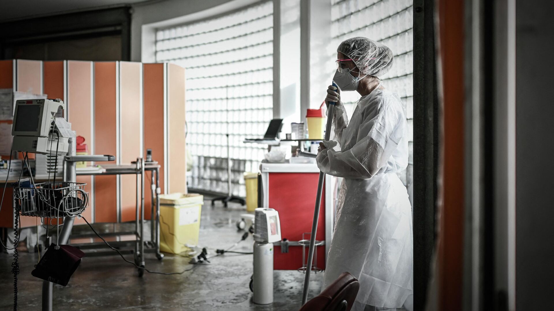Медицинский работник в красной зоне госпиталя в Либурне, Франция - РИА Новости, 1920, 09.04.2022